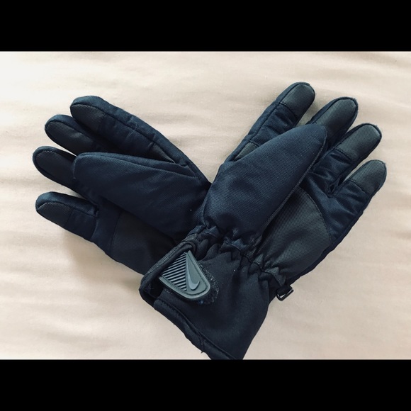 Boys Nike gloves - Picture 2 of 2